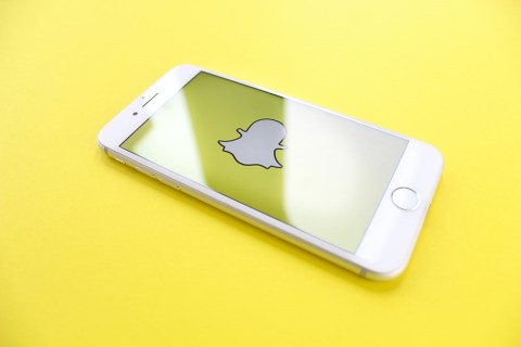 Как получить фильтр с оранжевой датой сбоку на Snapchat