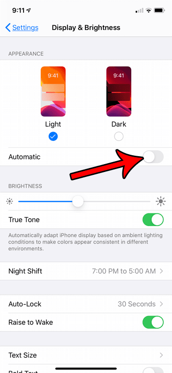 Как я могу остановить мой iPhone 11 от переключения между светлым и темным режимом?