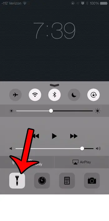 Почему я не могу добраться до фонарика на экране блокировки iPhone?