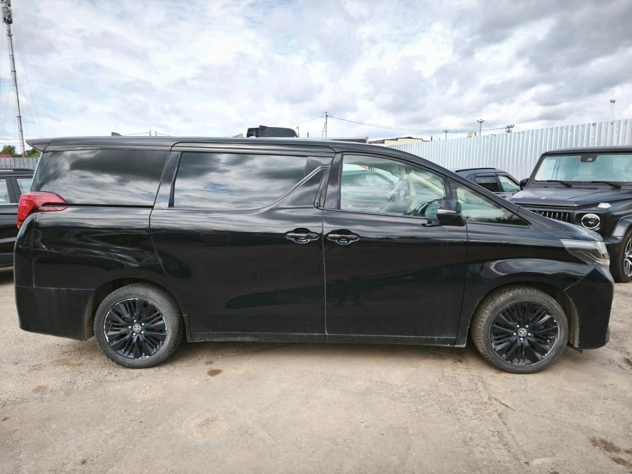 Toyota ALPHARD Executive Lounge