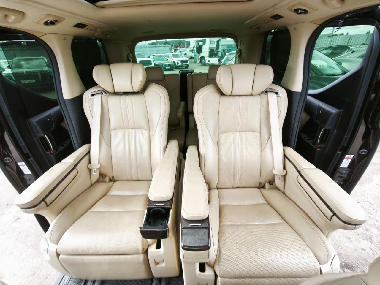 Toyota ALPHARD Executive Lounge