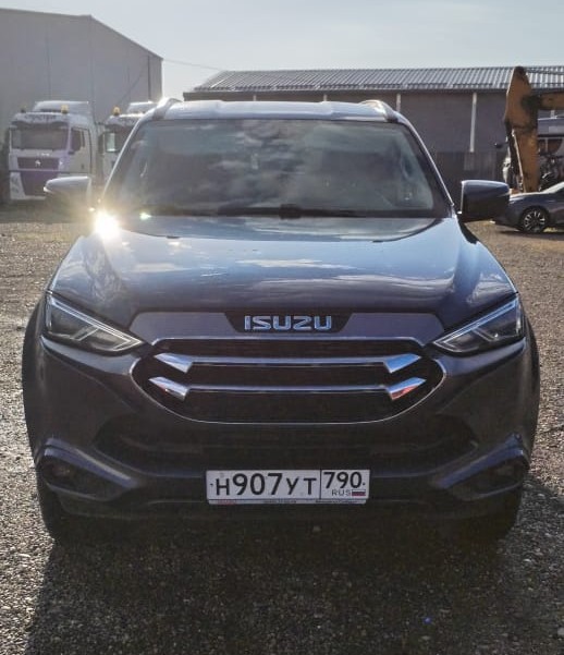 Isuzu MU-X - фото 1