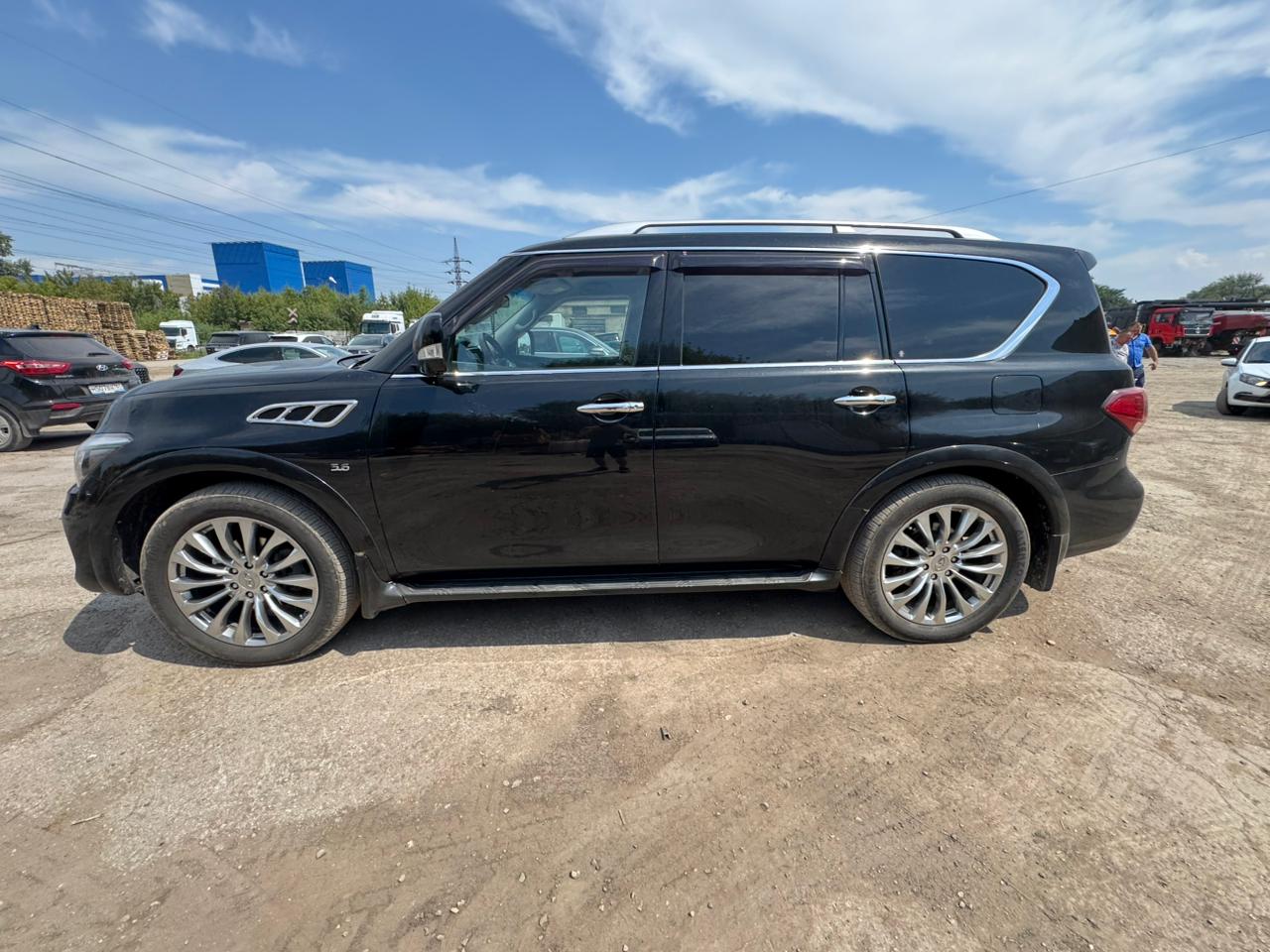 Infiniti QX80 - фото 2
