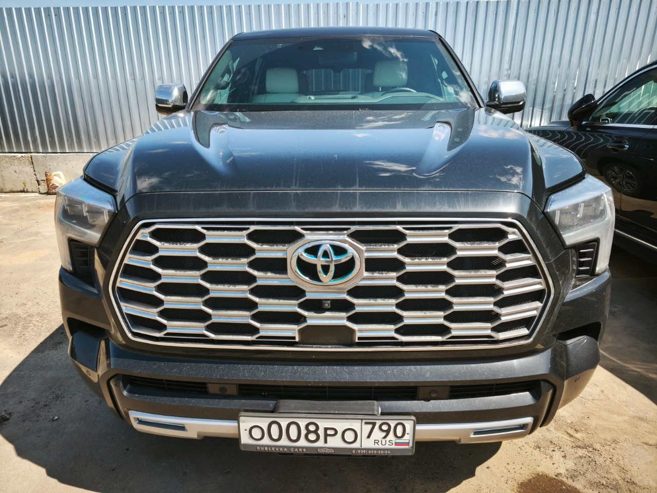 Toyota Sequoia - фото 1