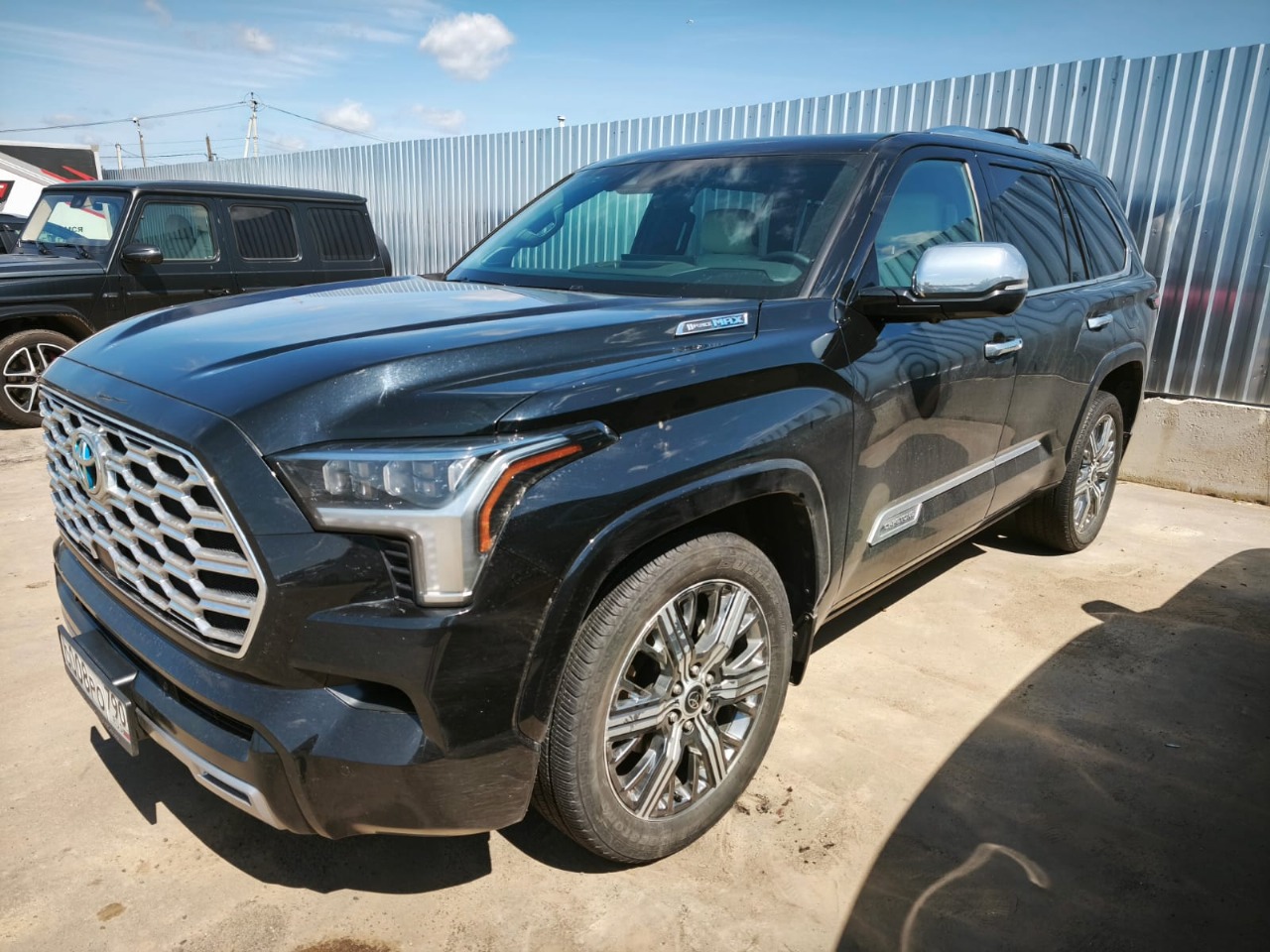 Toyota Sequoia - фото 2