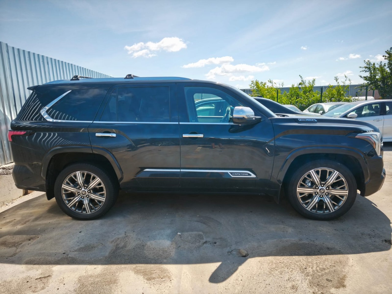 Toyota Sequoia - фото 3