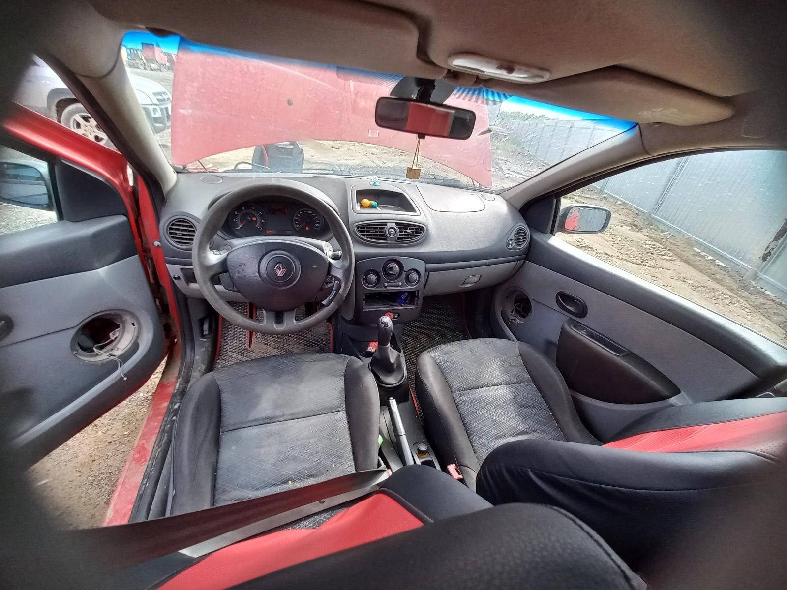 Renault Clio - фото 7