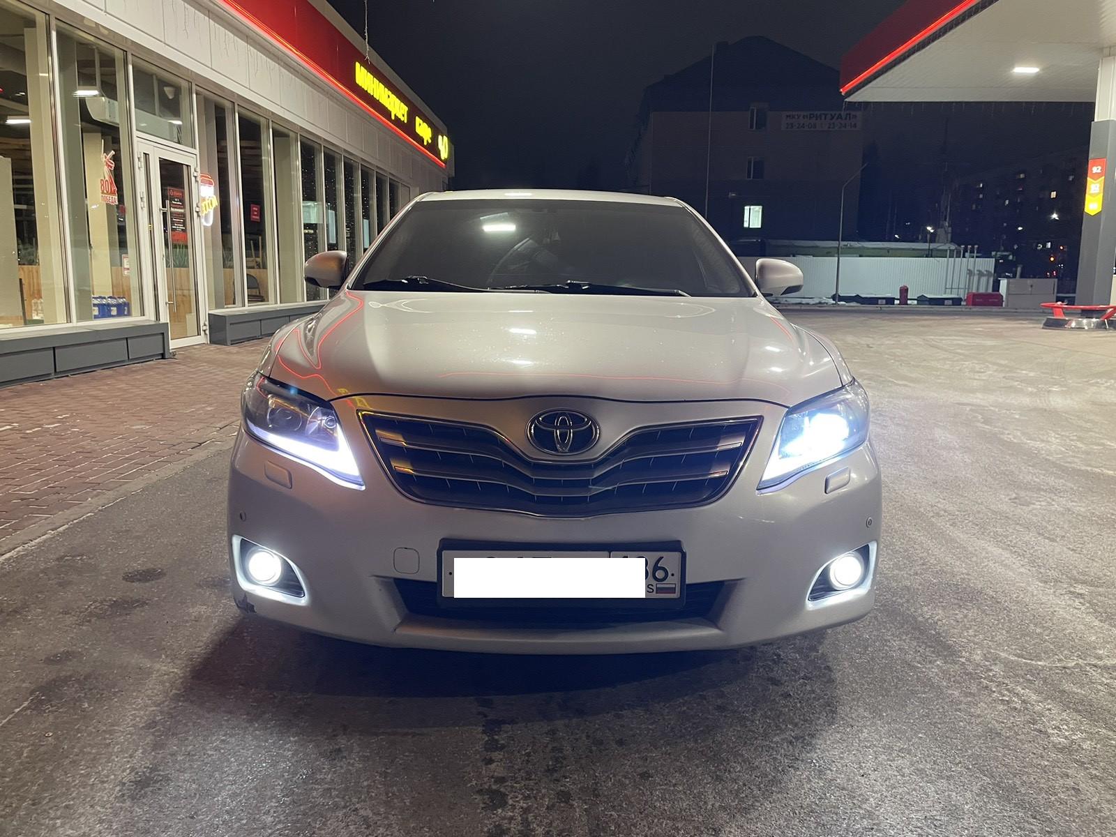 Toyota Camry - фото 1