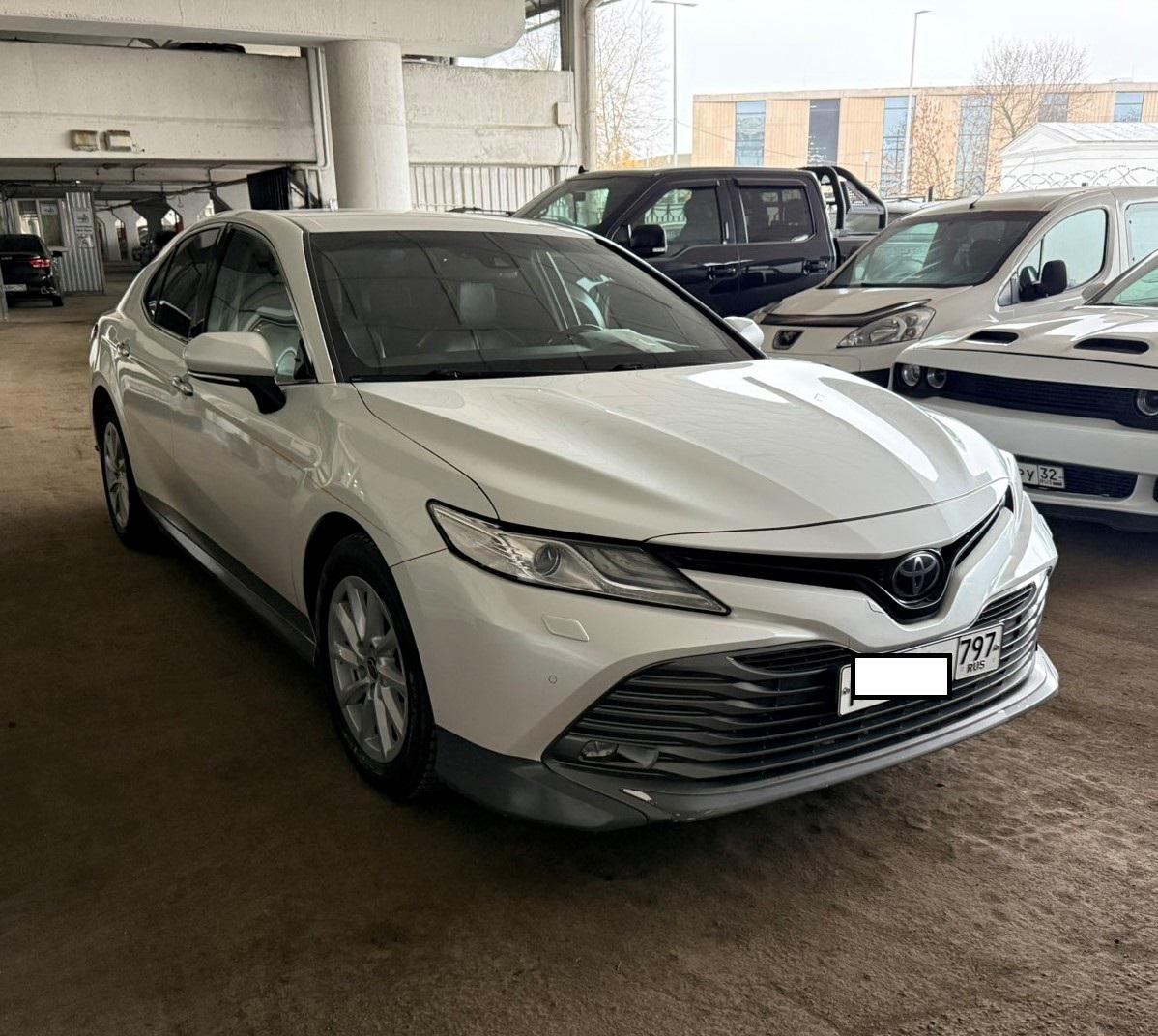 Toyota Camry - фото 1