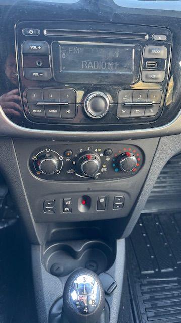 Renault Logan - фото 7