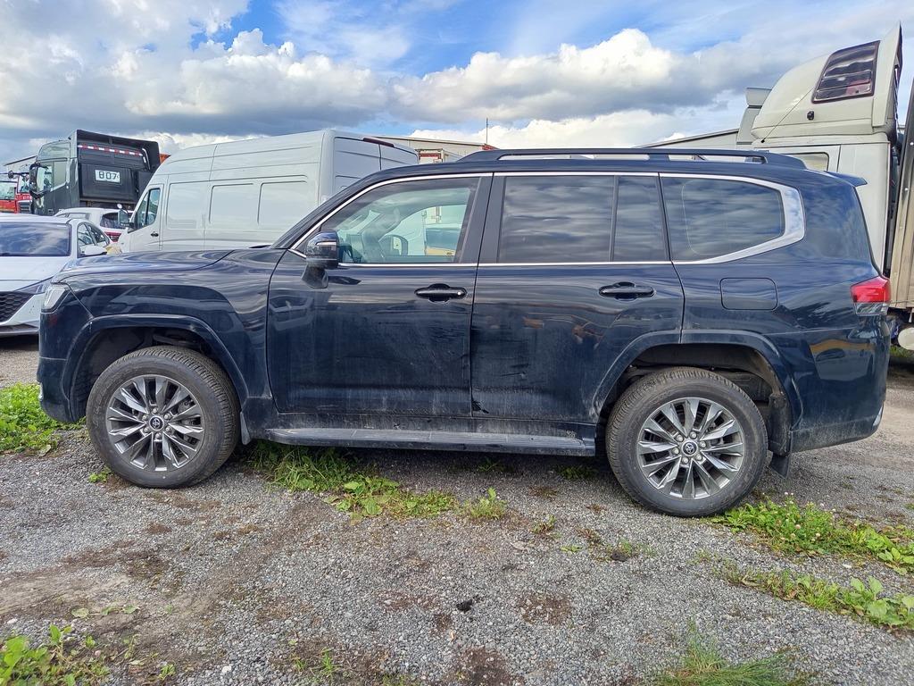 TOYOTA LAND CRUISER 300