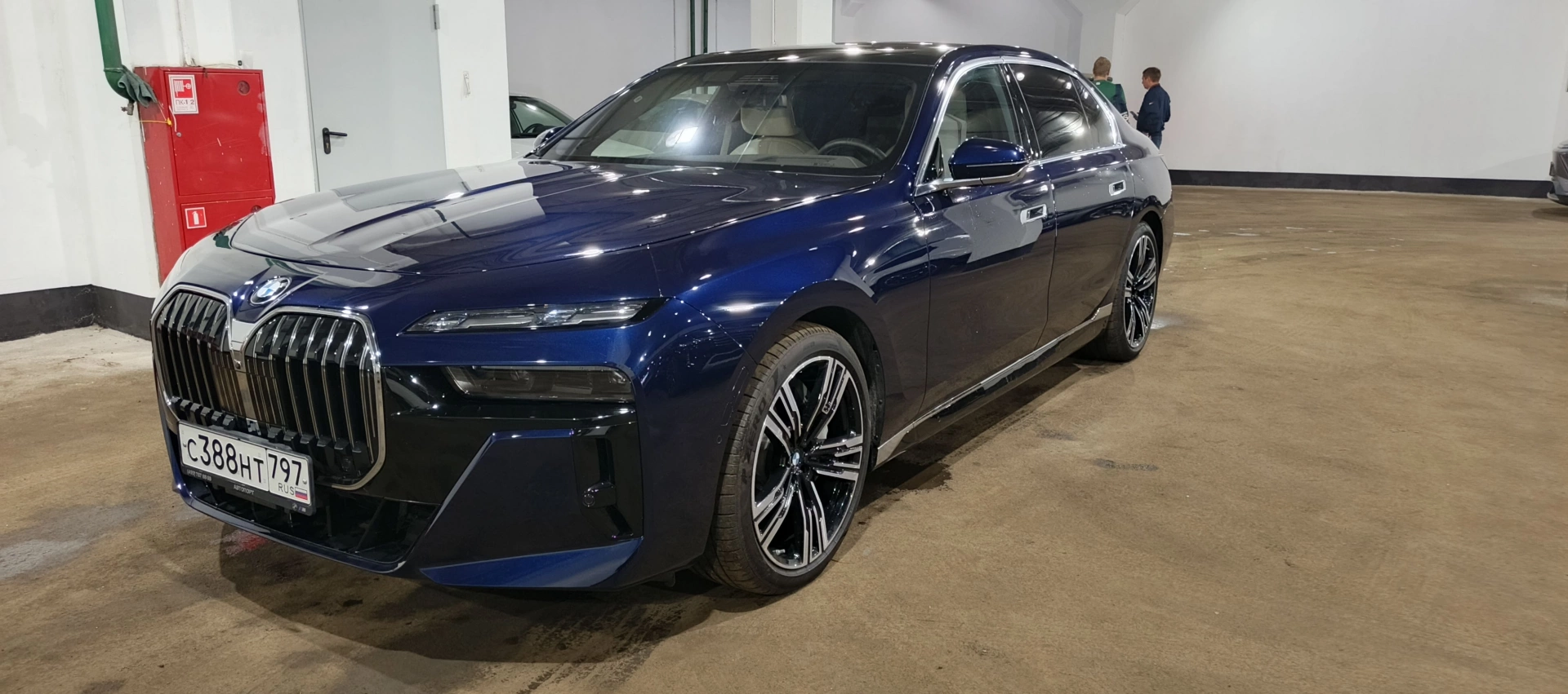 BMW 760i xDrive - фото 3