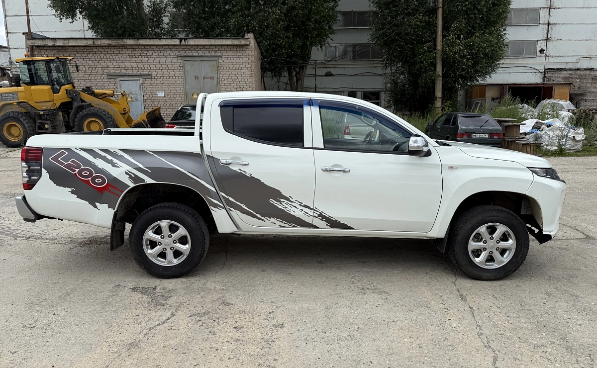 MITSUBISHI L200