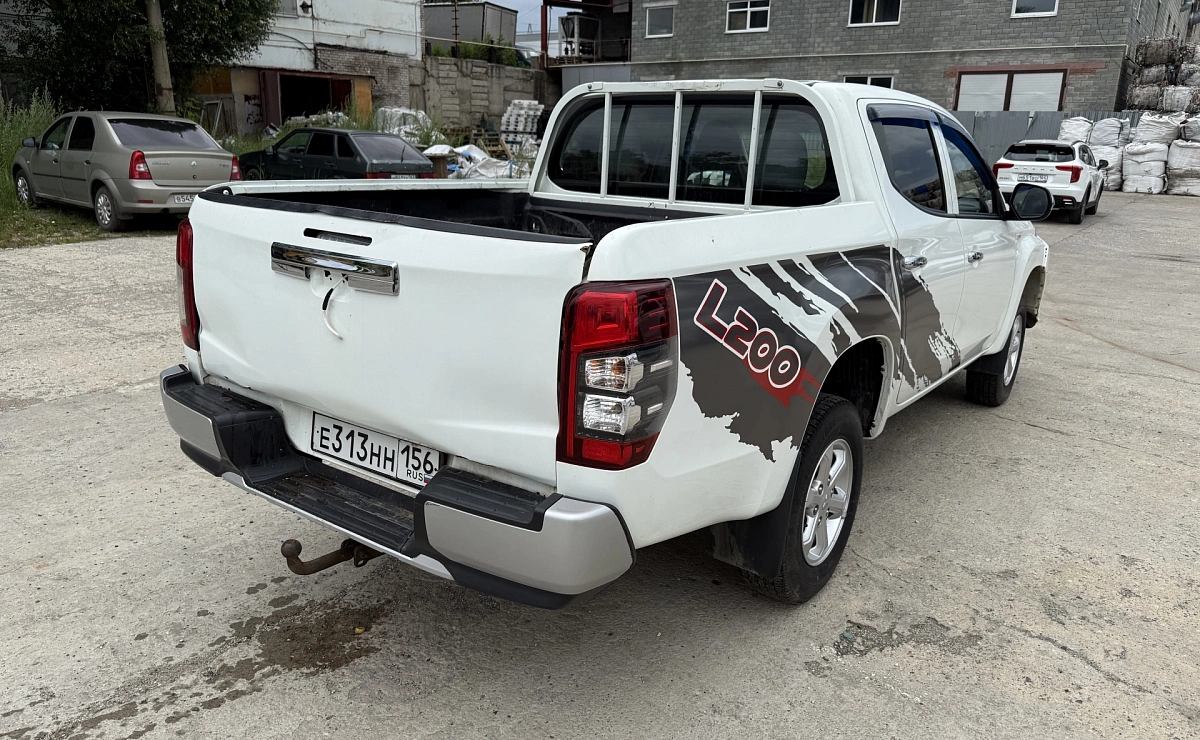 MITSUBISHI L200