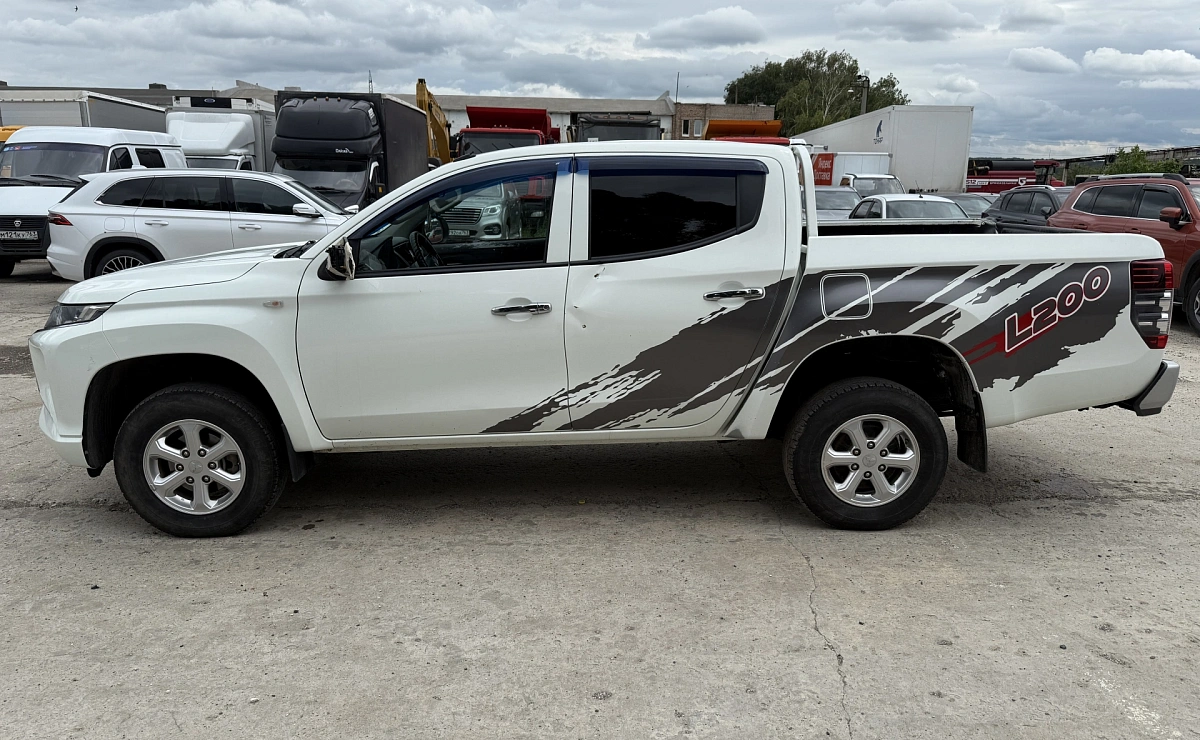 MITSUBISHI L200