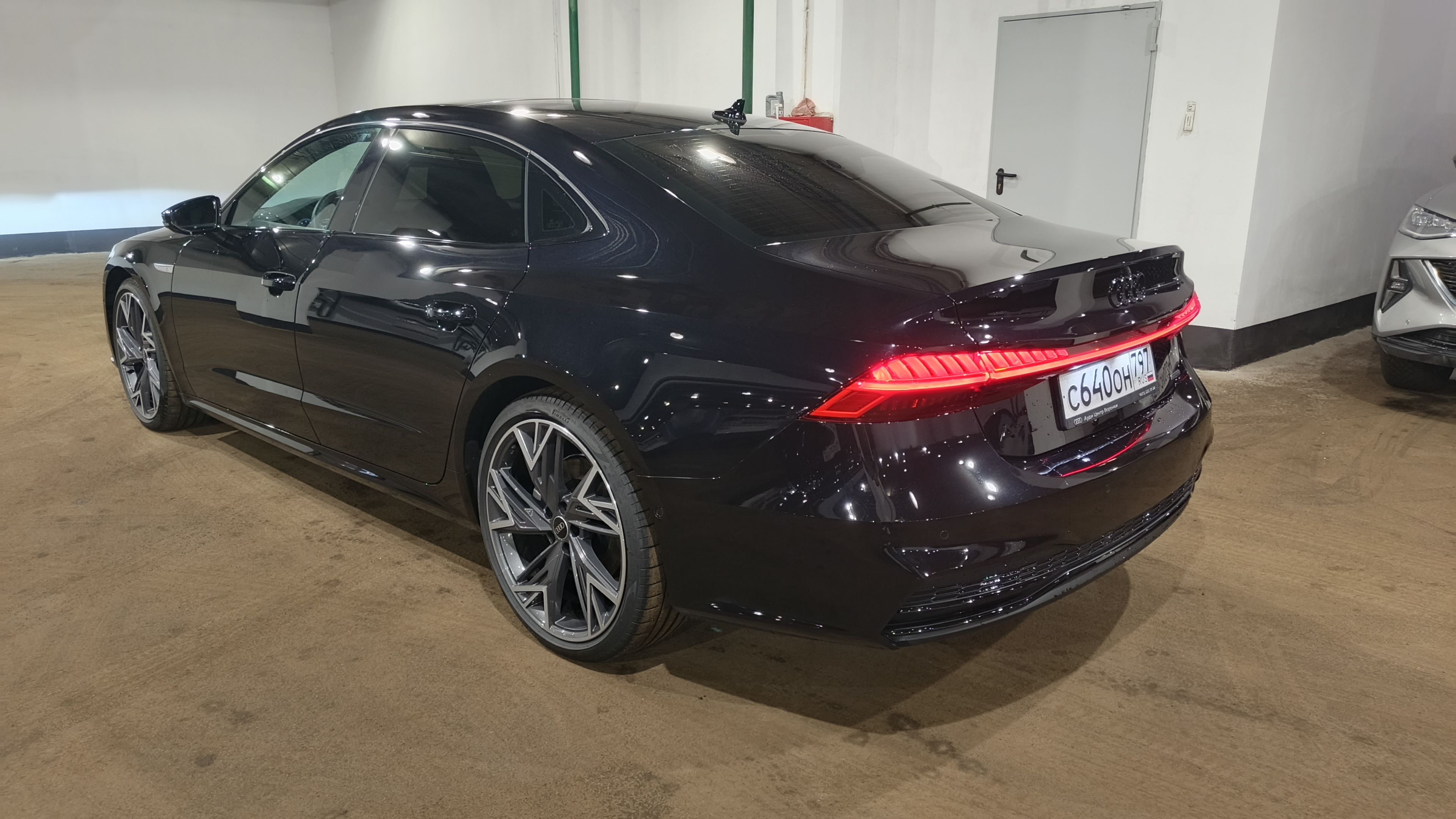 Audi A7 L - фото 4