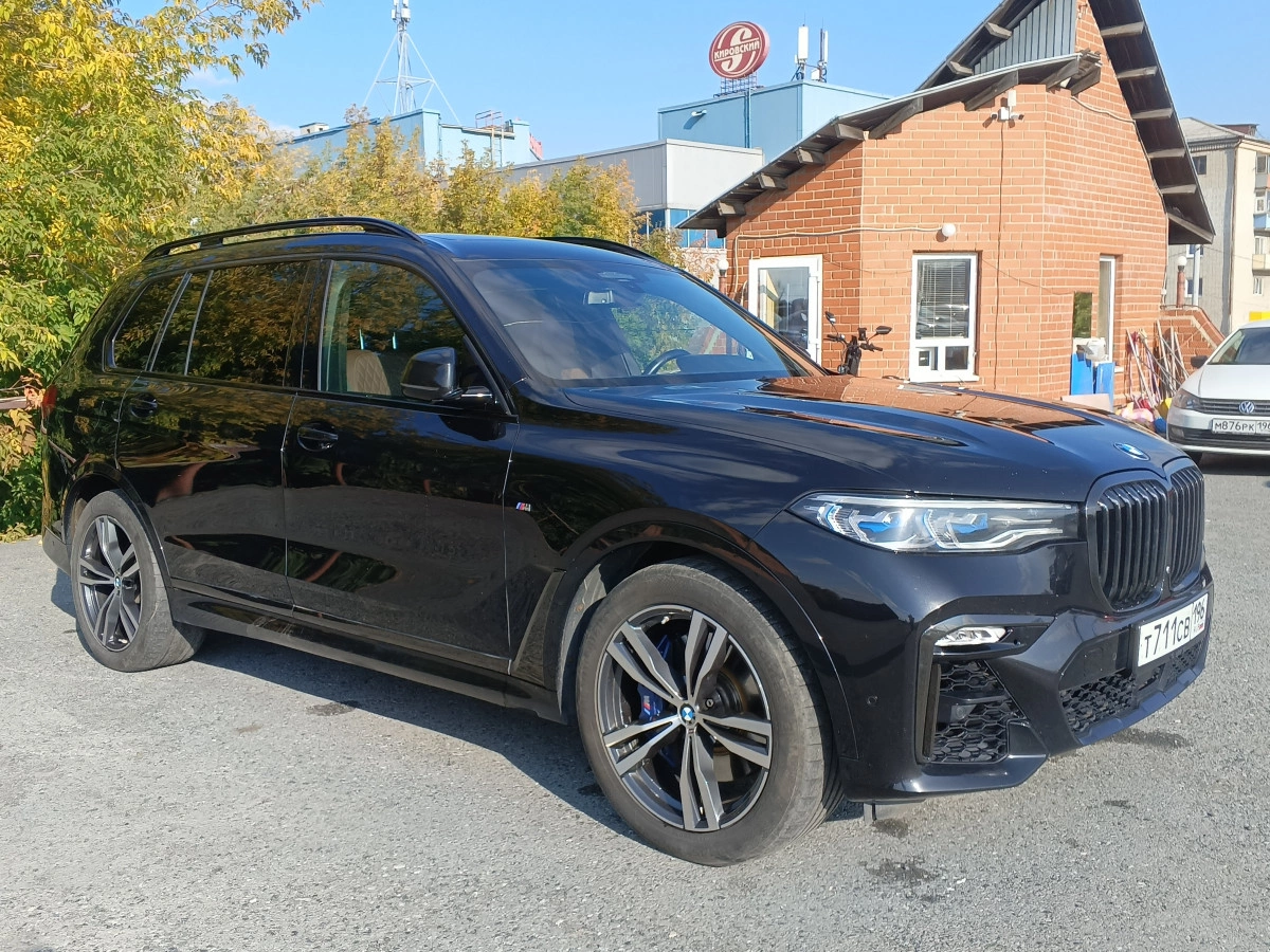 BMW X7 - фото 1