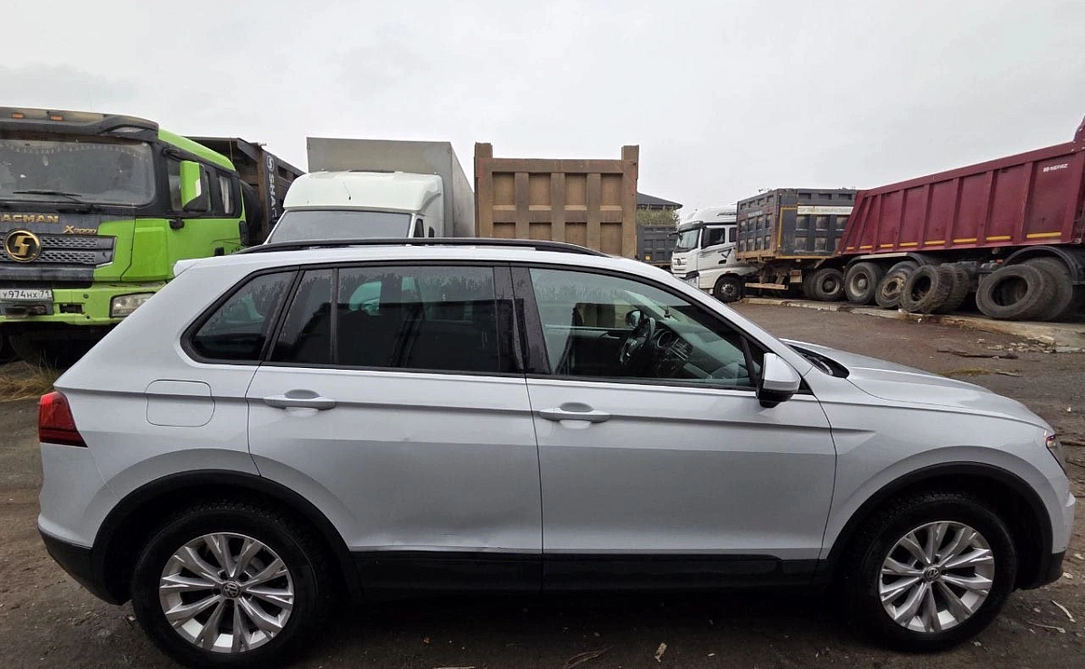VOLKSWAGEN Tiguan