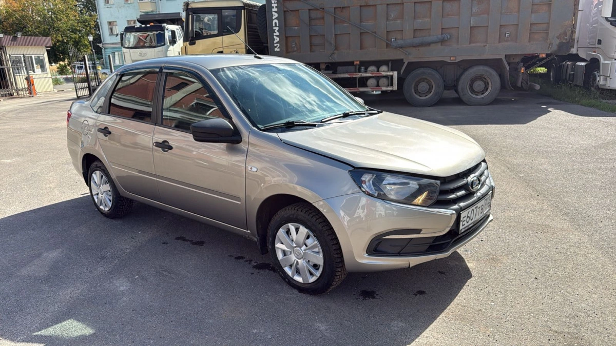 Lada Granta - фото 1