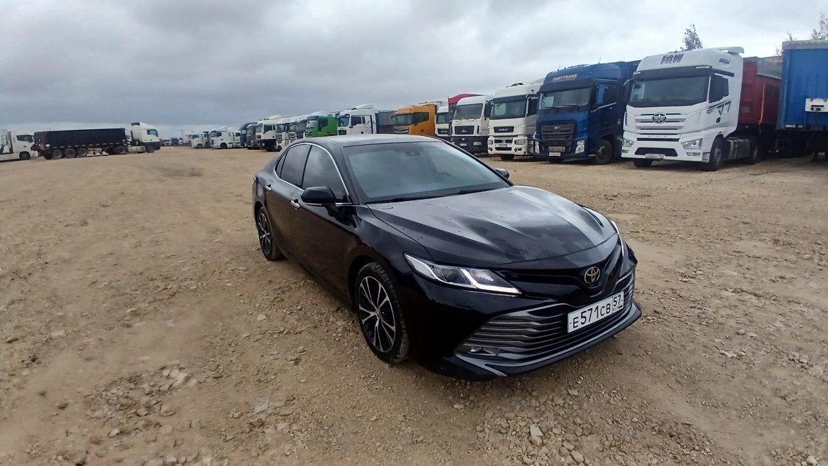 Toyota Camry - фото 1