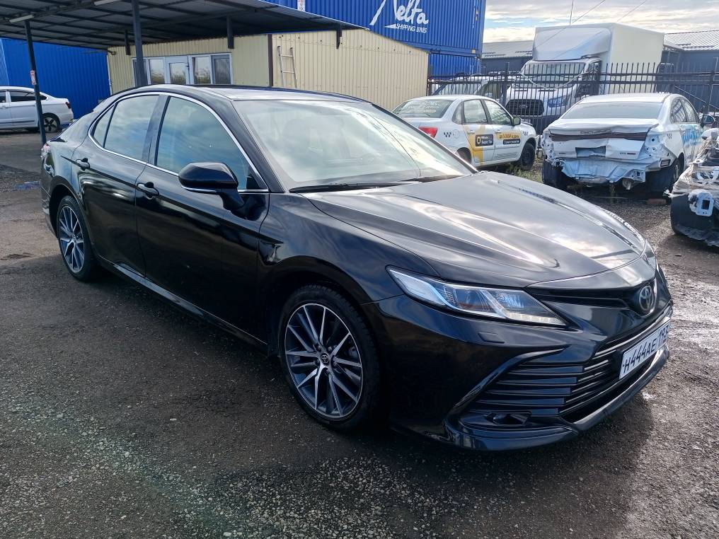 Toyota Camry - фото 1