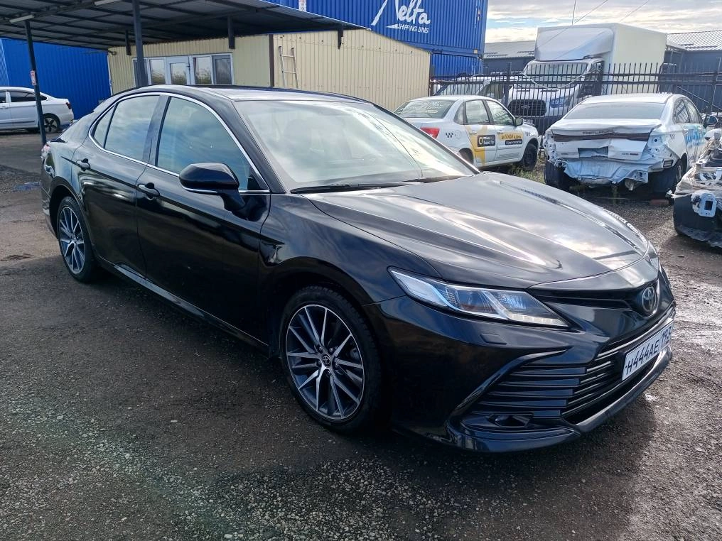 Toyota Camry - фото 1
