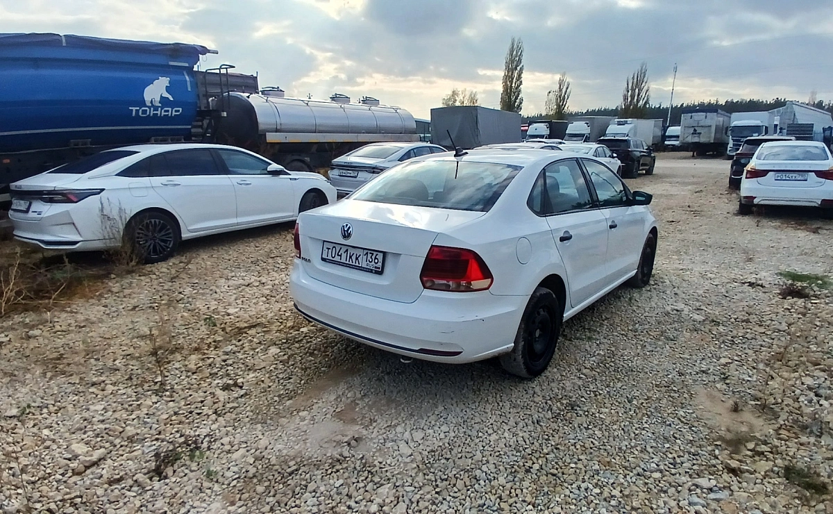 VOLKSWAGEN Polo