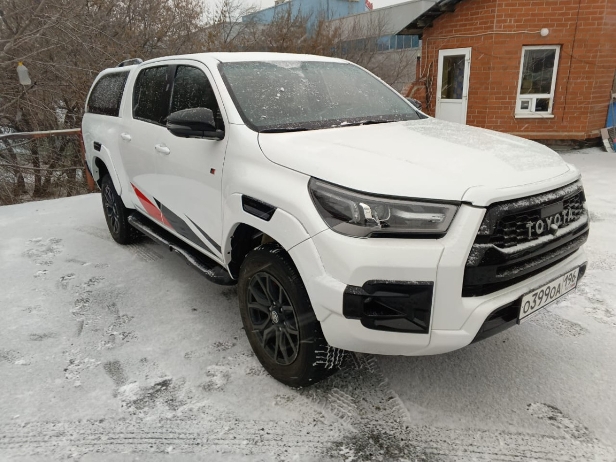Toyota Hilux - фото 1